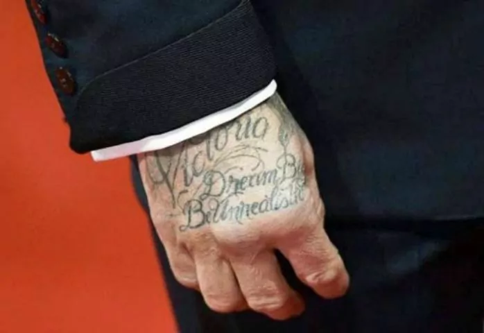 Hình xăm ở mu bàn tay của cầu thủ Beckham.